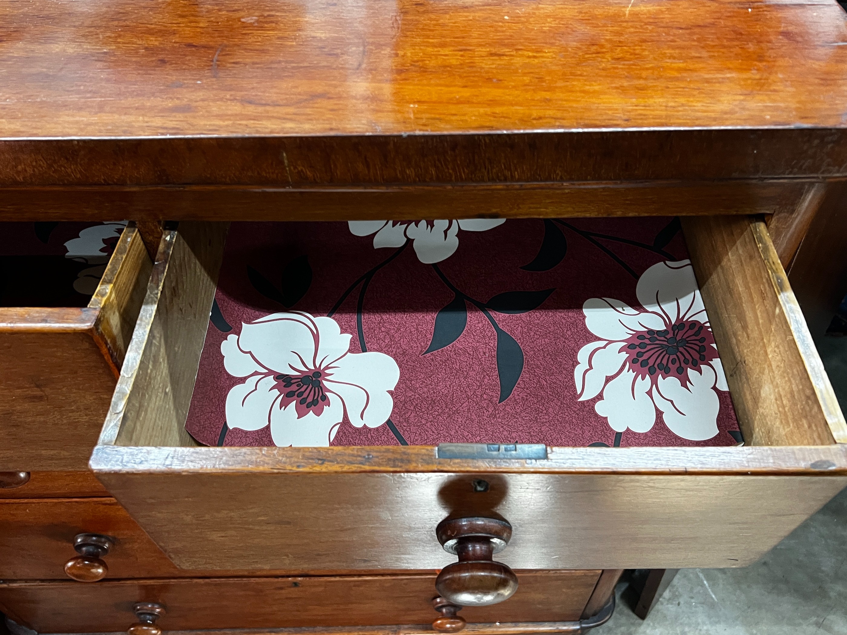 A Victorian mahogany chest of drawers, width 100cm, depth 49cm, height 106cm